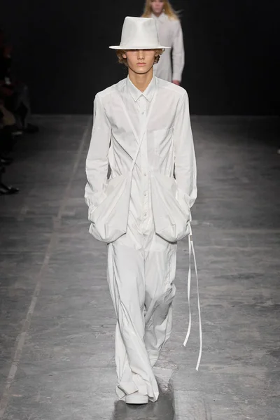 Look 19